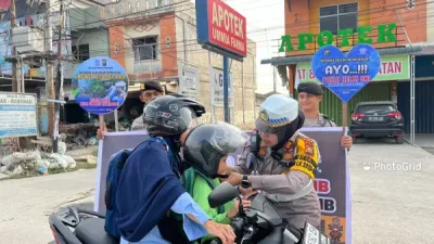 Gelorakan Budaya Tertib Lalu Lintas, Kasat Lantas Polres Pelalawan Beri Reward Kepada Pengendara Sepeda Motor