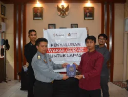 PENUHI HAK IBADAH, PONPOES NIRUNABI BAGIKAN AL-QUR’AN KEPADA WBP RUTAN BANGIL