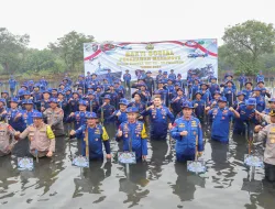 Baksos, Kapolres Metro Tangerang Kota Damping Kabahakam Polri Tanam Mangrove di Pantai Tanjung Pasir