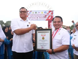 Hingar Bingar Peringatan Hari Guru Nasional di Sultra : Mulai Upacara, Beri Penghargaan, Tanam Bibit Sayur Serentak, Sampai Dengan Cetak Rekor Muri