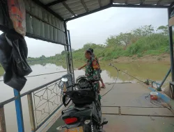 Antisipasi Banjir Babinsa Pantau Debit Air Sungai Citarum