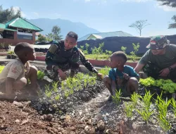 Manfaatkan Lahan Kosong, Satgas 330 Bangun Kebun Edukasi, Ajak Anak-anak bercocok tanam dan Panen Sayuran