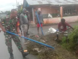 Babinsa Timika Bersama Warga Gotong Royong Bersihkan Jalan