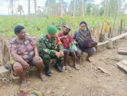 Babinsa Koramil 1710-02/Timika Komsos Bersama Masyarakat Di Wilayah Binaan