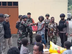 Sambut Bulan Kasih Natal 2023, Koramil 1710-04/Tembagapura Bagikan Sembako Kepada Warga