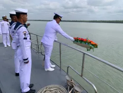 Prajurit Yonmarhanlan XI Ikuti Upacara Tabur Bunga Di Laut Dalam Rangka HUT Armada RI Tahun 2023