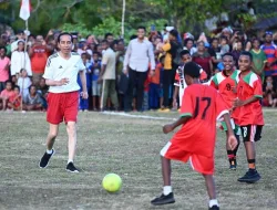 Main Sepak Bola Dengan Anak-Anak Papua, Presiden: Untuk Memotivasi Mereka