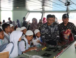 Ratusan Anak Sekolah di Jayapura Datangi KRI Teluk Weda 526