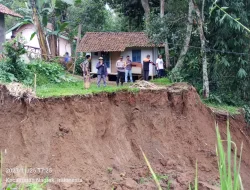 Lima Titik Rawan Longsor Ancam Pemukiman Penduduk, Kades: Kami Sudah Meminta Ke BPBD Kab Sukabumi, Terkait Kebutuhan Karung