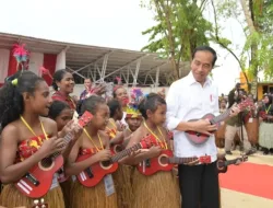 Lantunan Musik Ukulele Sambut Kehadiran Presiden Jokowi di Kawasan Pantai Semau