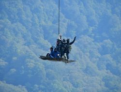 Di Bawah Kabut Pagi, Koopssus TNI Bebaskan 2 Orang Sandera Warga Negara Asing
