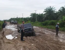 Saat Hujan Turun, Tak Jarang Personil Polres Dumai Tidur di Lokasi Kampanye Pemilu 2024
