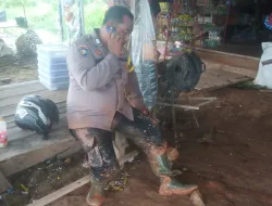 Beri Rasa Aman Saat Natal dan Sosialisasi Pemilu Damai, 2 Bhabinkamtibmas Terobos Jalan Sulit