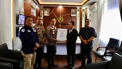 Dinilai Memiliki Dedikasi Dan Loyalitas Tinggi, Kapolresta Pekanbaru Terima Penghargaan Dari LEMKAPI
