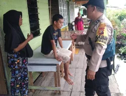 Banjir, Bhabinkamtibmas Polsek Bangko Tetap Semangat Patroli dan Sosialisasi Pemilu Damai