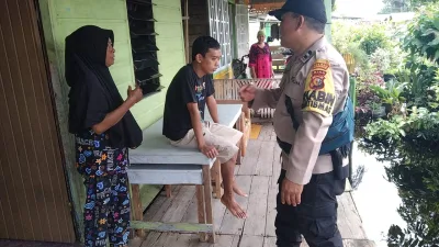 Banjir, Bhabinkamtibmas Polsek Bangko Tetap Semangat Patroli dan Sosialisasi Pemilu Damai