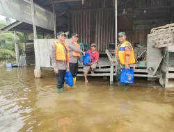 Akibat Meluapnya Sungai Kampar, Kapolres dan Ketua Cabang Bhayangkari Pelalawan Tinjau Serta Beri Bantuan Puluhan Keluarga di Dusun Muara Sako