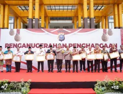 Irjen Pol Moh Iqbal, Beri Penghargaan Kepada Sejumlah Tokoh Terbaik di Riau