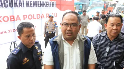 Ditresnarkoba Polda Riau dan Bea Cukai Riau Musnahkan 875 Miras Menjelang Tahun Baru