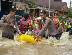 Banjir Rendam Ratusan Rumah di Rokan Hulu, Kapolres Evakuasi 2 Lansia