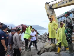 Kapolda Sumut Salurkan Bantuan dan Pastikan Pencarian Korban Longsor di Humbahas