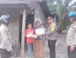 Tempuh Medan Ekstrem, Kapolsek Sungai Sembilan dan Personil Antar Sembako ke Kelurahan Bangsal Aceh