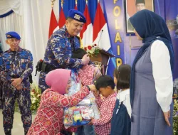 Momen Haru Irjen Iqbal dan Istri Peluk Anak Personel Polairud yang Gugur Dalam Bertugas