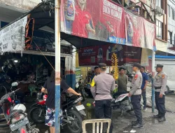 Satgas Preemtif Subsatgas Binmas Sebar dan Bagikan Stikers Himbau Sukseskan Pemilu 2024