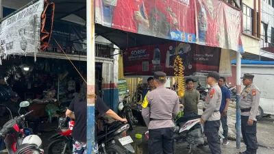 Satgas Preemtif Subsatgas Binmas Sebar dan Bagikan Stikers Himbau Sukseskan Pemilu 2024