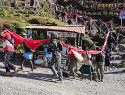 Sukacita Sambut Bulan Desember di Intan Jaya, Satgas 330 dan Masyarakat Bentangkan Bendera Merah Putih Raksasa