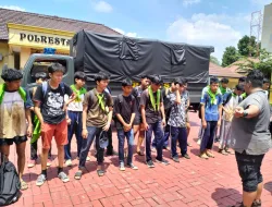 Wow, Ada Apakah Gerangan Puluhan Siswa SKCK Goes To School Datangi Lokasi Longsor di Kelurahan Menteng