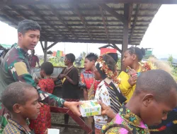 Desember Penuh Cinta Ala Satgas 330 Tri Dharma, Bagikan Paket Tambahan Gizi, Tekan Angka Stunting di Intan Jaya