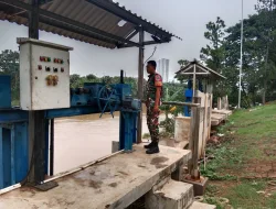 Babinsa Koramil 02/Curug Cek Debit Air Kali Cisadane