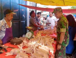 Jaga Stabilitas Harga, Babinsa Sertu Arifin Monitoring Kebutuhan Pokok Di Wilayah Binaan