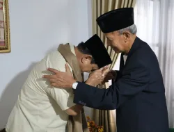 Kunjungi Ponpes Cipasung, Prabowo Dikalungi Syal dan Dapat Wejangan KH Koko Komarudin Ruhiat
