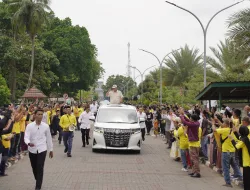 Disambut Masyarakat Banten termasuk Anak-anak, Prabowo Berbagi Cokelat