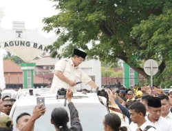 Prabowo Cium dan Sapa Anak-anak di Ponpes Roudatul Ulum Cidahu, Pandeglang