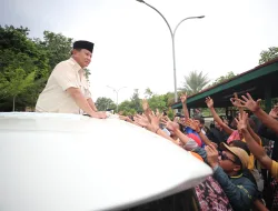 Prabowo Beli Bendera Palestina dari Pedagang saat Menuju Doa Bersama 2.000 Kiai se-Banten