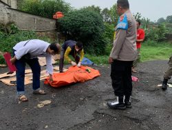 Polsek Parung Olah TKP Penemuan Jenazah Seorang Laki – Laki dipinggir Jalan