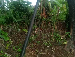 Warga Minta Pemerintah dan APH Turun Tangan, Pastikan Tiang Internet  Aman Dilalui