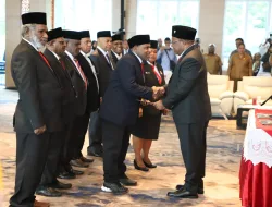 Wamendagri Lantik 8 Anggota MRP Provinsi Papua Masa Jabatan 2023-2028