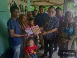 Datangi Rumah Warga, Pj Bupati Hani Syopiar Rustam Serahkan Bantuan Langsung Kepada Keluarga Beresiko Stunting