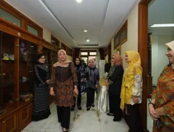 Dinas Perdana Ny. Evi di Kantor Pusat Dharma Pertiwi