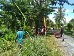 Babinsa Koramil 1710-07/Mapurujaya Bersama Warga Binaan Kerja Bakti Bersihkan Ruas Kanan Kiri Jalan Dan Parit