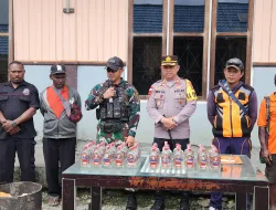 Satgas Yonif 330 Bekerjasama Dengan Polres Intan Jaya, Musnahkan Puluhan Miras Ilegal