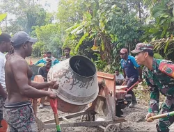 Jalin Kebersamaan Serta Perkokoh Kemanunggalan, Babinsa Koramil 1710-07/Mapurujaya Bersama Warga Binaan Kerja Bakti Pengecoran Jalan