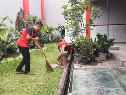 Ciptakan Lingkungan Bersih, WBP Tamping Gotong Royong Bersihkan Halaman
