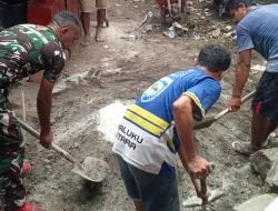 Bantu Kesulitan Warga, Babinsa kelurahan Seli Bantu Cor Lantai Rumah Adat