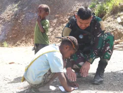 Ajarkan Filosofi Hidup Pesawat Kertas, Satgas 330 Motivasi Anak-Anak Gapai Mimpi Dengan Keberanian