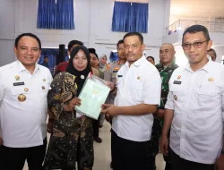 Pj Gubernur Serahkan 4.284 Sertifikat Tanah di Kota Baubau Sulawesi Tenggara